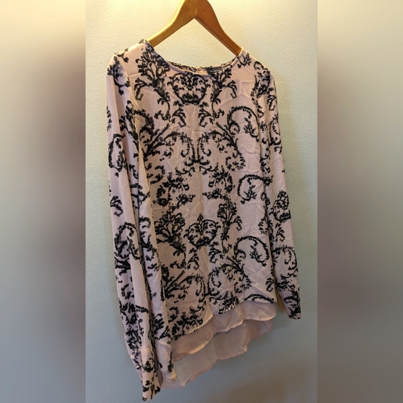 The Limited Scoop Neck Blouse With Sheer Underlay, Buttoned Long Sleeves. Size M - Picture 3 of 11